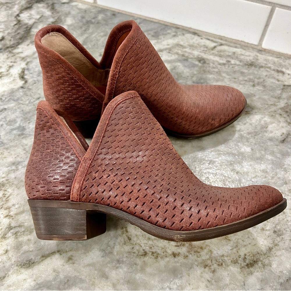 Lucky Brand Bashina Perforated Leather Maroon Cut Out Ankle Bootie Size 6 - Picture 3 of 9